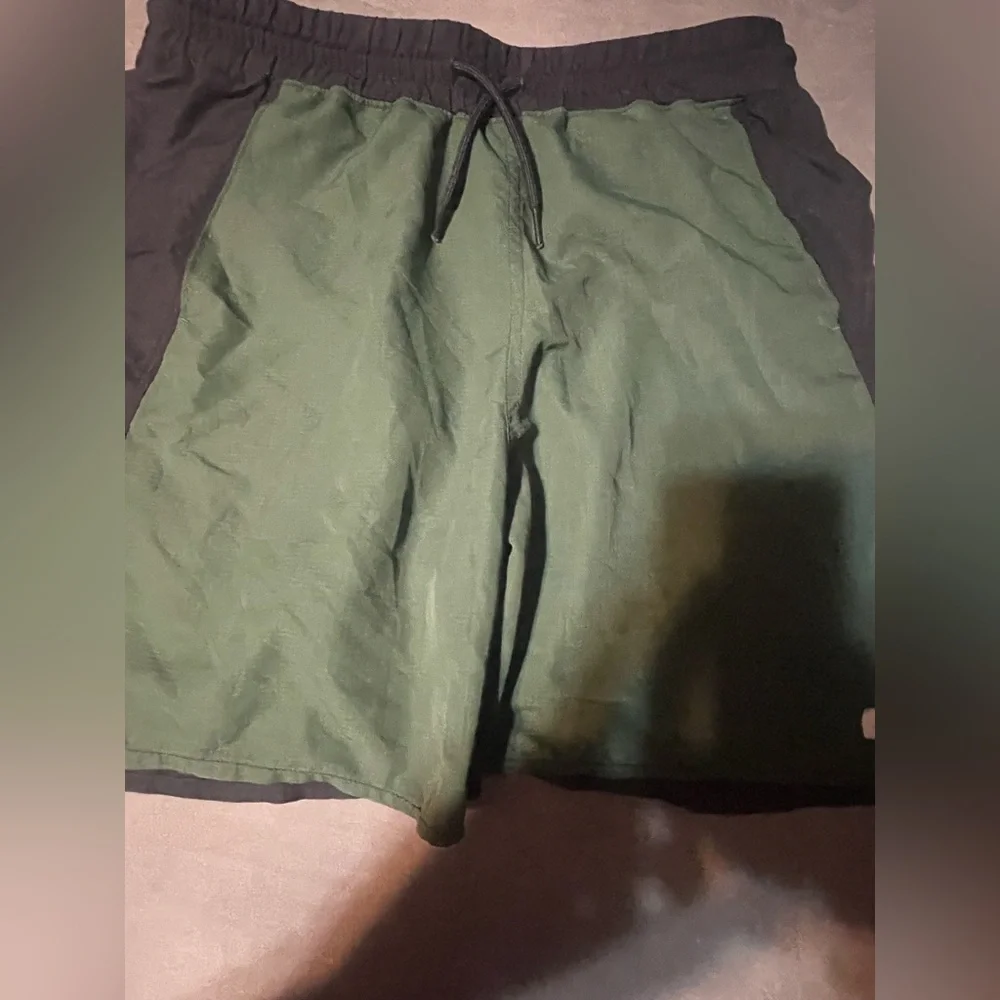 🔴 3/$12 Teen Boy’s Abercrombie Green and Black Shorts! Size 15/16‎